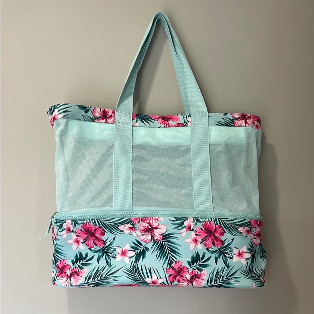 Handy beach or pool bag with insulated bottom!